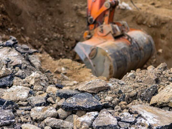Excavation de tranchée d'épandage — pelle mécanique et matériaux